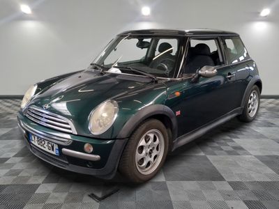 une photo d'une Mini Cooper verte garée dans un garage