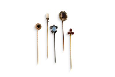 Ensemble 4 épingles Grenats, opale, diamants taille ancienne…