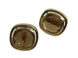 une paire de boucles d'oreilles ornées d'une pierre de quartz fumé facettée