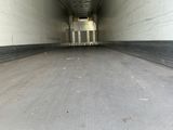 une image représentant un tunnel vide avec une borne d'incendie rouge