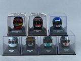 six casques différents dans une vitrine posée sur une table