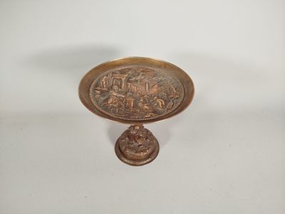 Coupe circulaire sur piédouche en métal à patine cuivrée, le…