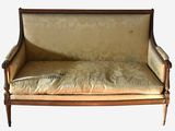 un canapé sur lequel est posé un coussin