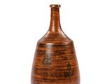une image représentant un vase en bois posé sur une surface blanche
