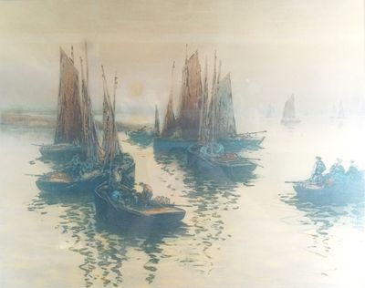 de nombreux bateaux qui sont à l'eau et à bord desquels se trouvent des personnes
