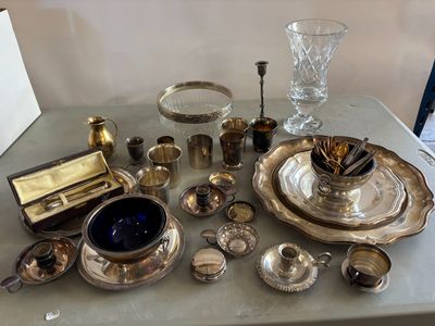 une table sur laquelle se trouvent de nombreux objets en argent