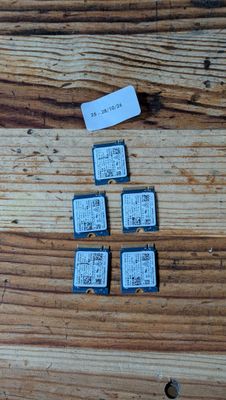 plusieurs appareils électroniques posés sur une table en bois