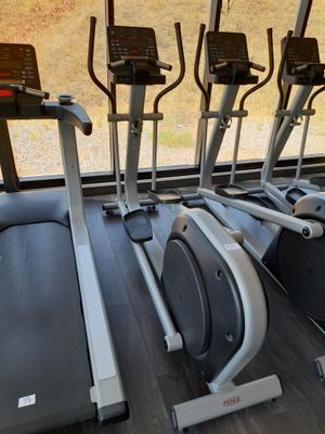 une rangée de vélos d'appartement dans une salle de sport