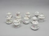 une image représentant un ensemble de théières et de soucoupes en porcelaine