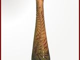 un vase orné d'un motif de fougère sur fond blanc