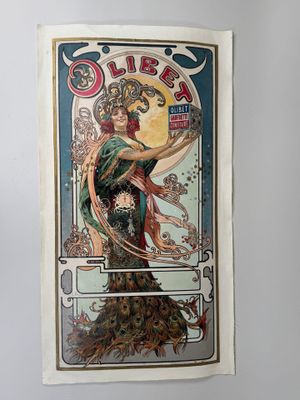 une vieille affiche représentant une femme avec un paon sur le dos