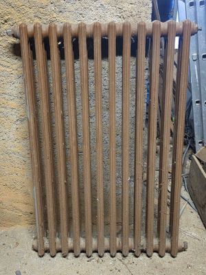 un radiateur posé à même le sol devant un mur