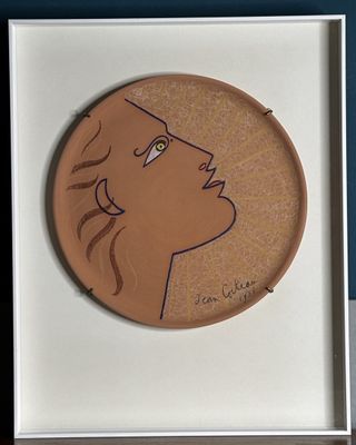 une photo d'une photo représentant une personne dont on voit le visage
