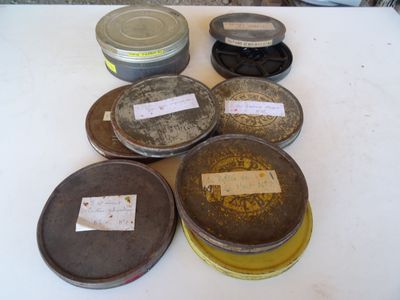 de nombreuses boîtes de conserve posées sur une table