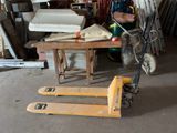 plusieurs morceaux de bois sont empilés sur une table dans un garage