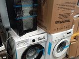 Deux machines à laver sont empilées l'une sur l'autre dans un entrepôt