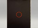 un cahier noir avec un cercle rouge sur la couverture