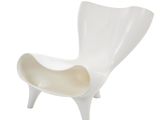 une chaise en plastique blanche avec une assise et des pieds blancs