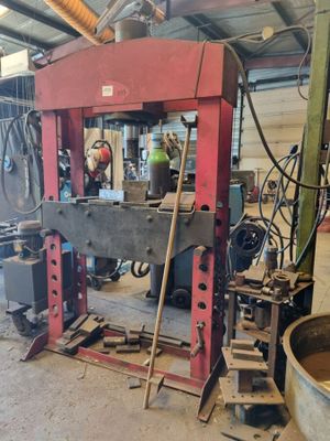 une image d'une machine qui se trouve dans un bâtiment