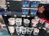 de nombreux seaux de peinture sur les rayons du magasin