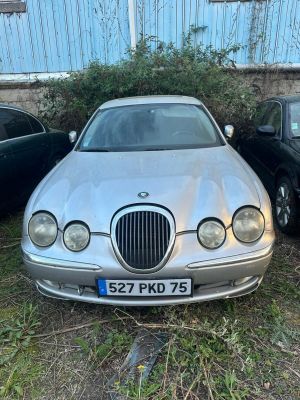 une voiture argentée garée dans l'herbe