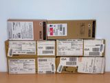une pile de cartons posée sur une table en bois