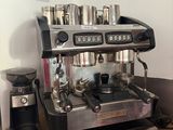 une machine à café posée sur un comptoir