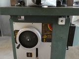 une machine posée sur une palette dans un entrepôt