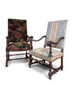 Lot de 2 fauteuils à dossier plat en bois naturel tourné, le…