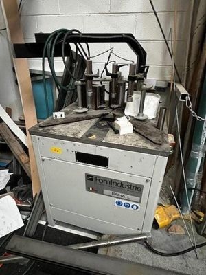 sertisseur d'angle pour menuiserie alu FORM INDUSTRIE BAIHAL (année 20 - Photo 1