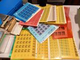une table sur laquelle sont disposés de nombreux types de timbres différents