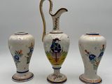 trois vases posés sur une surface blanche