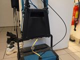 une photo d'une pièce avec un aspirateur posé par terre