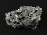 un morceau de roche sur fond noir