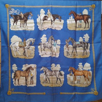 un bandeau bleu orné d'un motif représentant des chevaux