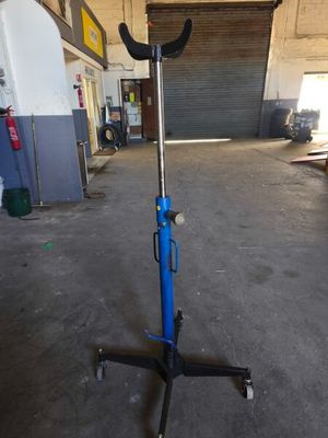 une image représentant un support bleu et noir surmonté d'une crosse de hockey