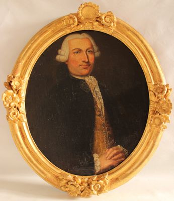 portrait d'un homme vêtu d'un manteau noir orné d'une bordure dorée