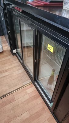 une photo d'un réfrigérateur à porte vitrée dans une cuisine