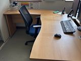 un bureau équipé d'un ordinateur et d'un clavier