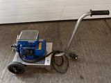 une petite machine posée sur le sol