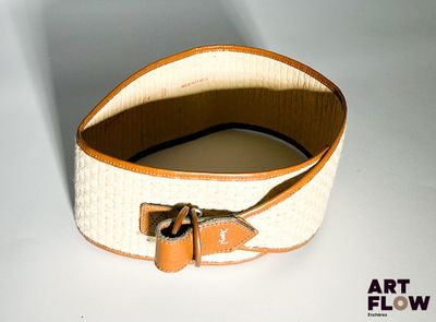 un gros plan d'une ceinture sur une surface blanche