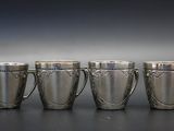 six coupes en argent sont alignées sur une table