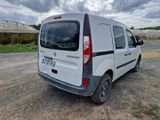 une camionnette blanche garée dans un parking