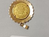 une image représentant une pièce d'or à laquelle est attachée une étiquette
