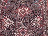 un tapis rouge et bleu orné d'un motif en forme de diamant