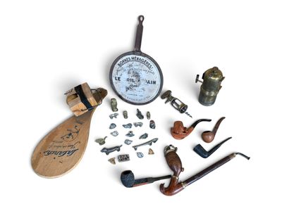 de nombreux types d'accessoires pour fumeurs de pipe, disposés sur un fond blanc