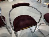 quatre chaises qui sont assises ensemble dans une pièce