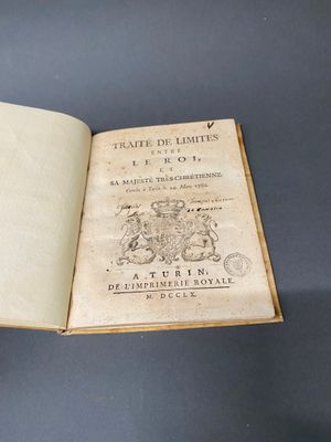 quelqu'un tient un livre ouvert sur lequel figure l'image d'un lion