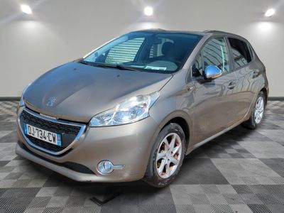 la voiture argentée est garée dans le garage sur le sol en damier
