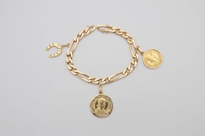 un bracelet en or orné d'une pièce et d'une breloque en forme de pièce